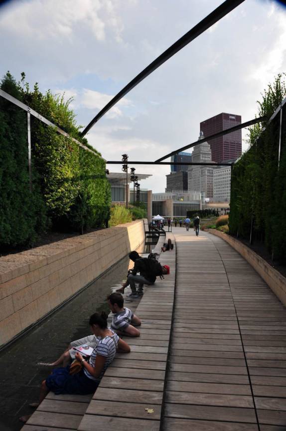 Local para relaxamento e descanso dos pés, no parque Millenium, em Chicago, Illinois, nos Estados Unidos